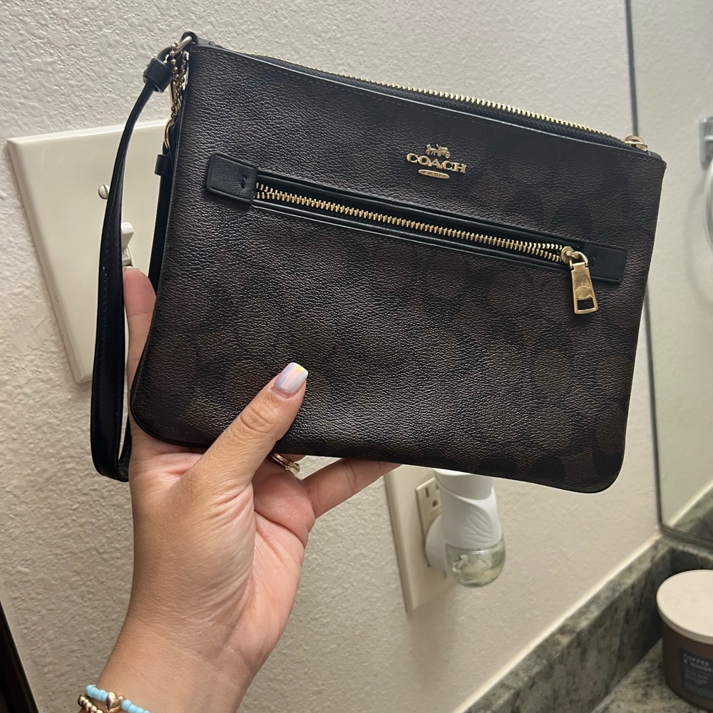 Coach big wristlet like new in perfect conditions